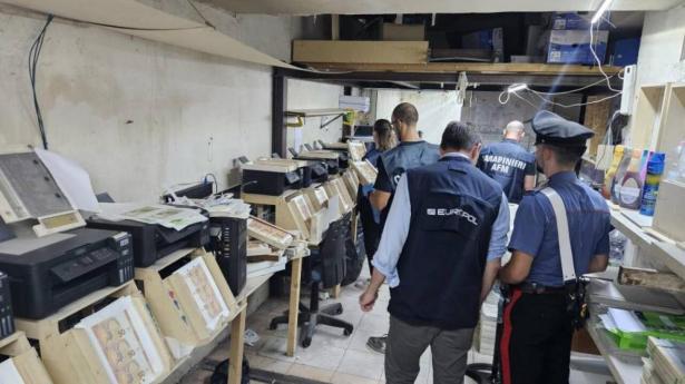 Politiet i Napoli anholdte den 14. august en mand, der skjulte 31 pengeprintere i sin garage. Foto: Europol