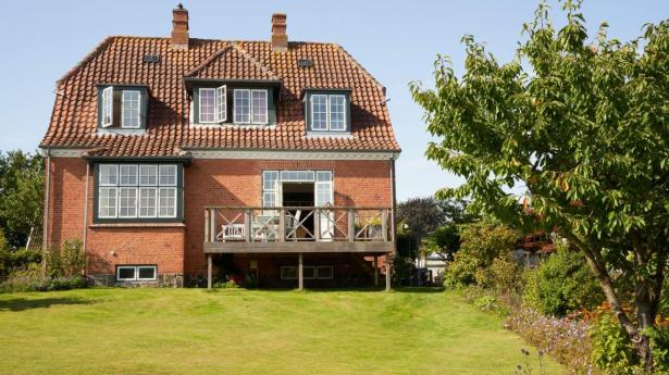Villaen på toppen af bakken set nede fra den store have. Tommy og Therese Raabo Fischer fik bygget terrassen i forbindelse med renoveringen af huset, som de overtog for fem år siden.