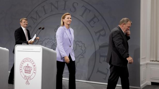 Nu vil vi gå ud og spille skak, lød det fra Mette Frederiksen, da pressemødet var slut. Her havde Løkke bl.a. talt for, at “rørt brik skal flyttes”. Og regeringen er i øvrigt på vej med en rokade, der jo som bekendt også er et udtryk hentet fra skakkens verden. Foto: Thea Tønnesvang