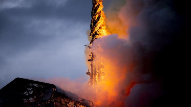Erhvervslivet er klar til kriser. For eksempel rykkede en brandbil fra Københavns Lufthavn ud til den historiske brand i børsbygningen i København den 16. april i år. Arkivfoto: Anthon Unger/Ritzau Scanpix