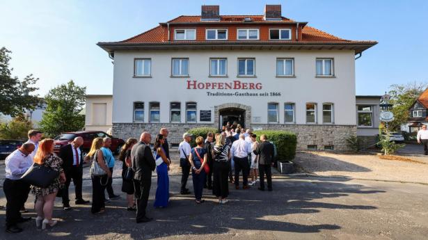 Gæster står i kø foran kroen Hopfenberg i Erfurt, hvor det tyske parti AfD holder valgfest. Partiet forventer 150 gæster.