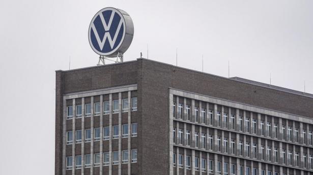 Onsdag morgen skal Volkswagens økonomidirektør, Arno Antlitz, og driftsdirektør Thomas Schäfer deltage i et møde med medarbejderne i selskabets samarbejdsudvalg for at drøfte planerne for fabrikkerne. Arkivfoto: Martin Meissner/Ritzau Scanpix