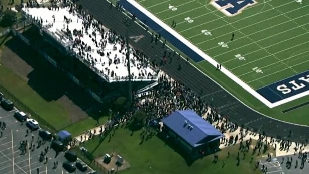 Elever og ansatte samledes ved fodboldbanen ved Apalachee High School i Georgia, hvor der onsdag har været et skoleskyderi.