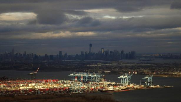 Arbejderne i de havne, der ligger på den amerikanske østkyst – herunder dem, der servicerer New York – kræver bedre vilkår. Arkivfoto: Gary Hershorn/Reuters/Ritzau Scanpix