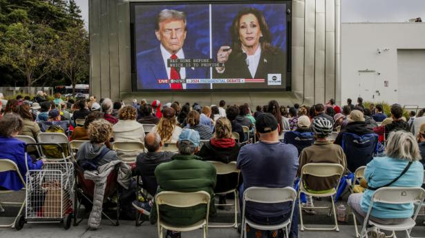 Indbyggere i Berkeley, Californien følger Kamala Harris’ og Donald Trumps tv-debat 10. september. Foto: Gabrielle Lurie/AP/Ritzau Scanpix