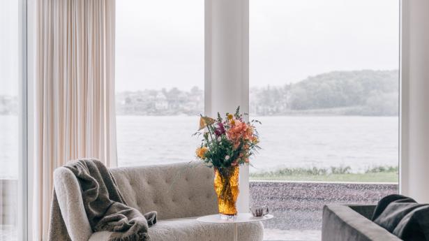 Katrine og Anders Kæmsgaard Bidstrup var helt solgt, da de første gang stod i huset med udsigt over Svendborgsund. Siden ventede den helt store ombygning.