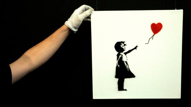 Banksy-kunstværket “Pige med Ballon” er blevet fundet, efter at det blev stjålet fra et galleri i London i sidste uge. Arkivfoto: Luke Macgregor/Reuters