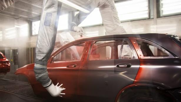 Her samler robotter Mercedes-Benz i uhørt tempo