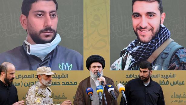 Hashim Safieddine, en shiitisk-muslimsk præst, taler ved begravelsen af to krigere fra Hizbollah dræbt af israelske bomber i kommunikationsudstyr. Foto: Anwar Amro/AFP/Ritzau Scanpix