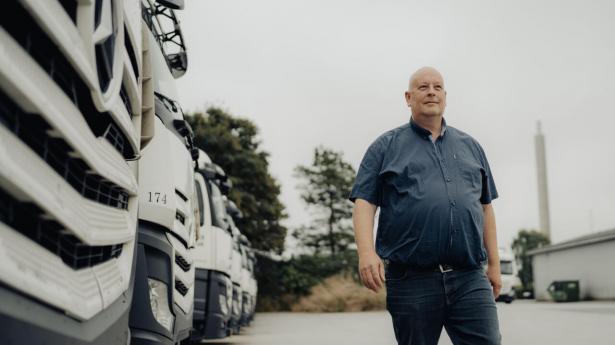 Vognmand Ole Christensen oplever, at øget administration i transportbranchen svækker konkurrenceevnen og skaber utilfredshed blandt chauffører. Foto: Michael Drost-Hansen