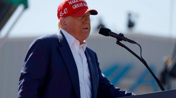 Trump taler her ved vælgermøde i Wilmington i North Carolina søndag.