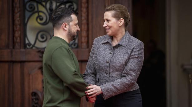 Statsminister Mette Frederiksen (S) og Ukraines præsident, Volodymyr Zelenskyj, har mødt hinanden flere gange siden Ruslands invasion i februar 2022. Danmark er sammen med Finland og Sverige blandt de lande, der støtter langtrækkende ukrainske angreb ind i Rusland Arkivfoto: Mads Claus Rasmussen/Ritzau Scanpix