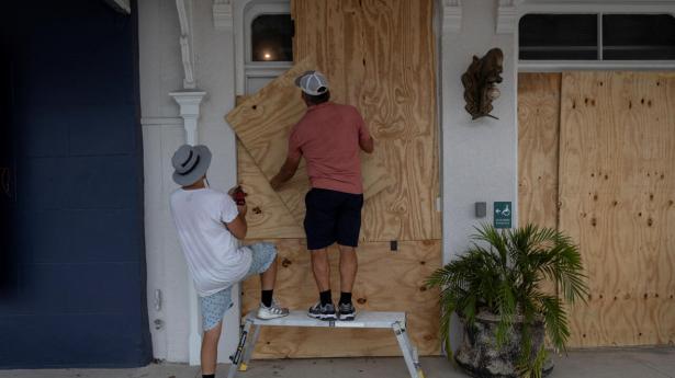 Indbyggere i Florida forberede sig på, at orkanen "Helene" går i land. Den ventes at medføre store ødelæggelser.