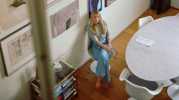 47-årige Anne Lose er chefredaktør på interiørmagasinet Rum og modemagasinet Eurowoman og bor med sin mand og deres to børn i indre København. Foto: Kavian Borhani