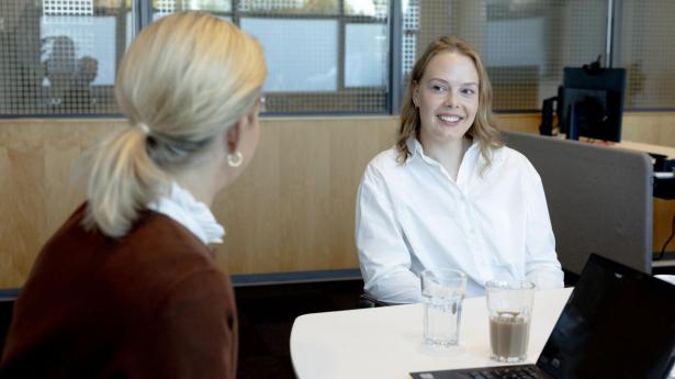 Mathilde Merry Pedersen er udpeget som et bud på en af fremtidens ledere. Derfor følger hun Ambu-topchef Britt Meelby en hel dag, for at opleve hvordan livet på toppen kan se ud. Foto: Sigrid Ellesøe
