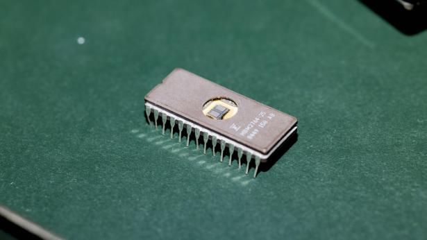 En mikrochip til demonstration hos DTU’s mikrochipfabrik, DTU Nanolab. Selve mikrochippen kan ses gennem det runde hul i pakningen. Foto: Sigrid Ellesøe