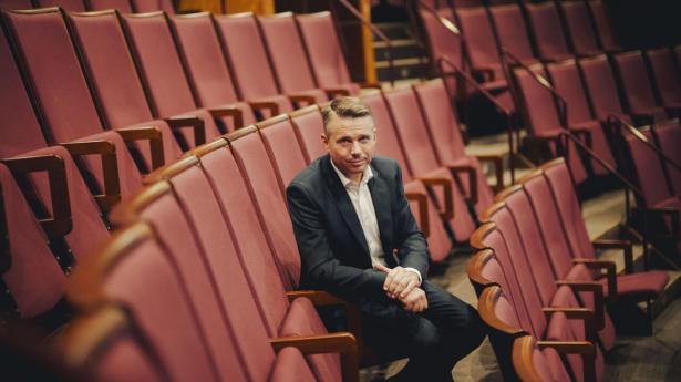 “Når jeg involverer mig i noget, gør jeg det for fuld styrke. Men det er klart, at jeg i det daglige er god til at uddelegere,” siger Anders Østergaard. Det engagement har bl.a. Fredericia Teater nydt godt af.
