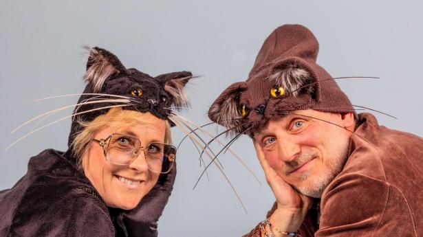 Lisbeth Wulff og Rasmus Botoft elsker katte og har lært meget af dem. Og har derfor skrevet en bog om katte og lavet adskillige kattevideoer. PR-foto: Sara Galbiati