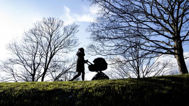 Med en sagsbehandlingstid på op til otte uger risikerer virksomheder at skulle lægge ud for staten, når medarbejdere går på barsel, mener Johanne Staugaard Johansen. Arkivfoto: Ida Guldbæk Arentsen/Ritzau Scanpix