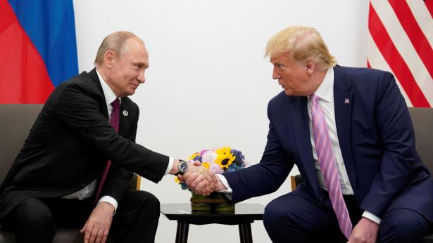 Ifølge en ny bog af Bob Woodward har præsident Vladimir Putin og fhv. præsident Donald Trump holdt løbende kontakt. Her fra G20-mødet i Osaka, Japan i 2019. Foto: Kevin Lamarque/Reuters/Ritzau Scanpix