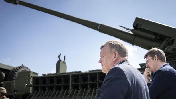 Udenrigsminister Lars Løkke Rasmussen (M) og forsvarsminister Troels Lund Poulsen (V) i Lviv i Ukraine for at få demonstreret lokal produktion af Bohdana-artilleri. Arkivfoto: Mads Claus Rasmussen/Ritzau Scanpix