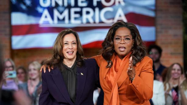 Vicepræsident Kamala Harris trækker gerne på USA’s største navne som Oprah Winfrey for at samle penge ind til sin valgkampagne. Foto: Kevin Lamarque/Reuters/Ritzau Scanpix