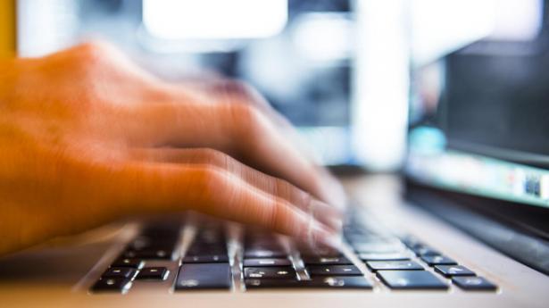 Svindlere lykkedes i gennemsnit med at lokke 45.000 kr. ud af danske bankkunder i 217 sager i løbet af første halvdel af 2024. Det viser tal fra Finans Danmark. Arkivfoto: ólafur Steinar Gestsson/Ritzau Scanpix