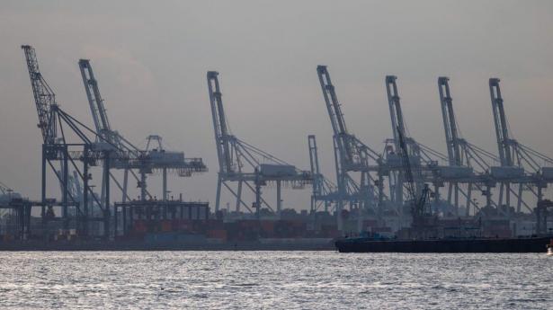 De massive kraner, der bruges til losning og lastning i de store containerhave, kommer fortrinsvis fra Kina og er mistænkt for anvendelse til skjult dataindsamling, altså spionage. Her fra Port of Newark. Foto: Spencer Platt/AFP/Ritzau Scanpix