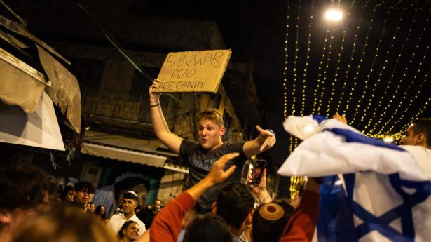 Billede fra Jerusalem torsdag, hvor folk fejrer, at leder af Hamas, Yahya Sinwar, er meldt dræbt. Arkivfoto: John Wessels/Ritzau Scanpix