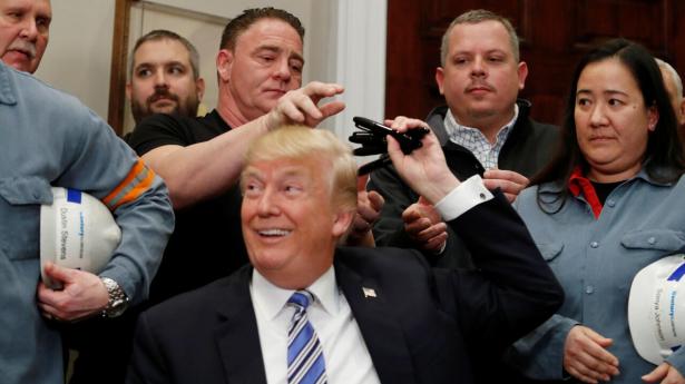 Da Donald Trump i 2028 var præsident, indførte han importtold på stål og aluminium og inviterede arbejdere fra industrien til at overvære underskriften på dekretet. Arkivfoto: Leah Millis/Reuters/Ritzau Scanpix