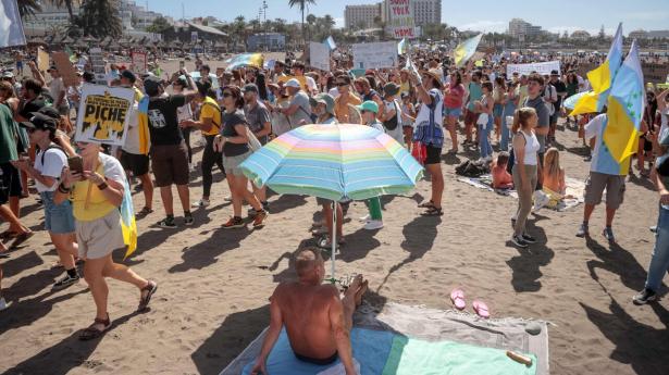 Demonstranter ses på Playa de Las Americas under en demonstration mod masseturisme på Tenerife søndag. Foto: Desiree Martin/Ritzau Scanpix