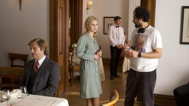 Filminstruktør Ali Abbasi instruerer Maria Bakalova som Ivana Trump i "The Apprentice". Sebastian Stan som Donald Trump sidder ved bordet. PR-foto: Pief Weyman