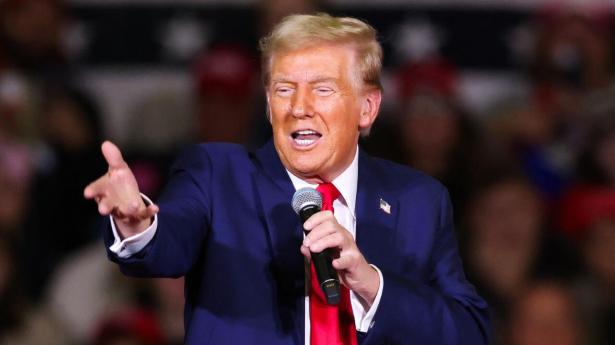 Der har de seneste måneder været tæt løb mellem Donald Trump og Kamala Harris i meningsmålingerne. Hos bookmakerne er Trump nu favorit. Foto: Charly Triballeau/Ritzau Scanpix