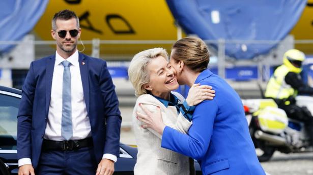 Statsminister Mette Frederiksen havde besøg af bl.a. kommissionsformand Ursula von der Leyen på Esbjerg Havn i 2022, hvor en række lande aftalte at høste Nordsøens fulde potentiale. Arkivfoto: Bo Amstrup/Ritzau Scanpix