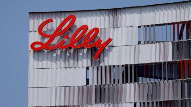 Den amerikanske medicinalgigant, Eli Lilly, lancerer nu deres fedmemedicin på danske apoteker. Arkivfoto: Reuters/Mike Blake/File Photo