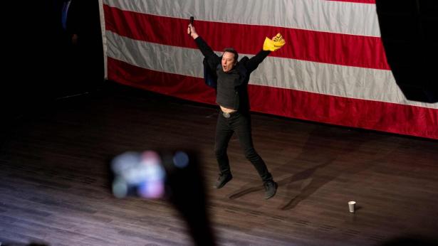 Begejstret Elon Musk ved valgmøde i Pittsburgh, Pennsylvania, hvor han første gang uddelte en check på 1 mio. dollar til en tilfældigt udvalgt vælger. Foto: Michael Swensen/AFP/Ritzau Scanpix