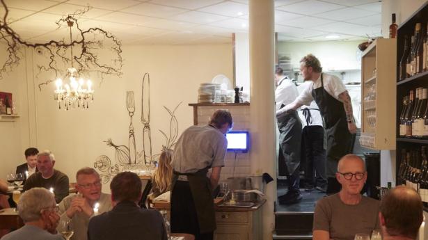 Bistroteket er enkelt indrettet med det åbne køkken placeret lidt højere end spisestuen. Foto: Hans Christian Jacobsen