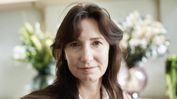 Britta Graugaard Sørensen kan godt blive provokeret over, hvor nemt blomsterindustrien slipper af sted med at fremstå grønne fordi produktet - de naturlige og grønne blomster - umiddelbart bliver synonymt med noget bæredygtigt. Foto: Kåre Viemose