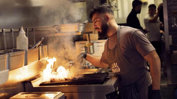 Ahmed Amin ved grillen på De Fyrretyve Røvere i Aarhus. Foto: Tor Birk Trads