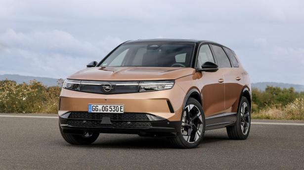 Den nye Grandland er vokset og byder på et nyt design med typiske Opel-elementer som Vizor-grillen og linjen hen over motorhjelmen. PR-fotos
