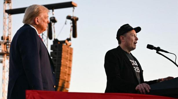 USA’s nye præsident, Donald Trump, og Tesla-topchef Elon Musk under et vælgermøde i Pennsylvania i starten af oktober. Arkivfoto: Jim Watson/AFP/Ritzau Scanpix