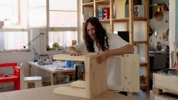 Fredrik Paulsen i sit atelier i Stockholm. PR-foto