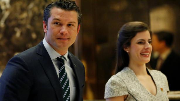 Pete Hegseth har en fortid i det amerikanske militær og har været direktør for flere interesseorganisationer for amerikanske veteraner. Her ses han til et arrangement i Trump Tower 2016. (Arkivfoto).
