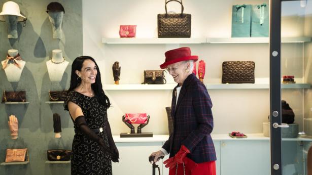 Rhanders, det tidligere Randers Handsker, var en af de virksomheder, som var glade for titlen. Tilbage i august 2023 besøgte dronning Margrethe den adm. direktør Rina Hansen. Arkivfoto: Bo Amstrup/Ritzau Scanpix