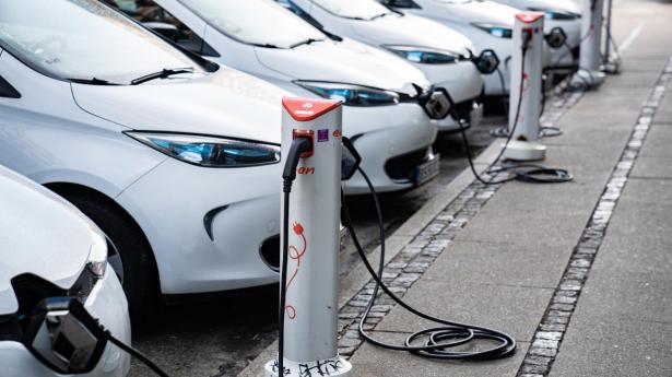 I takt med at der kommer flere elbiler på de europæiske motorveje, står vi over for en ny opgave: At få genanvendt de mange udtjente batterier. Arkivfoto: Emil Helms/Ritzau Scanpix
