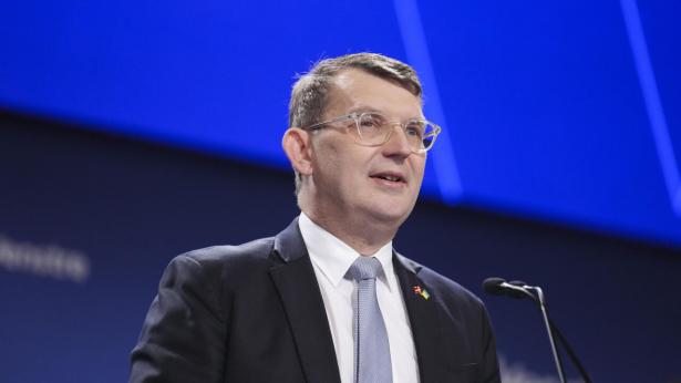 Troels Lund Poulsen lægger nu klar afstand til Socialdemokratiets ønske om en mere lempelig pensionsalder. Han ser ikke for sig, at der bliver råd til det, siger han ved Venstres landsmøde i Herning. Foto: Claus Fisker/Ritzau Scanpix