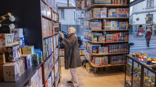 Kagedamen Marianne Stagetorn går op i puslespil og bruger gerne to-tre aftener på et med 1000 brikker. Det var ikke corona, der fik Marianne Stagetorn til at sysle med puslespil, for hun har alle dage været vild med at lægge dem. Foto: Simon Fals
