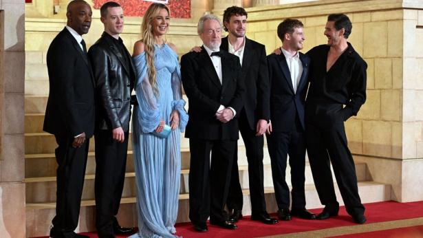 Som ene høne i kurven rejser Connie Nielsen lige nu rundt til premierer på “Gladiator II”. Fra Tokyo over Los Angeles til her i London, hvor hun hilste på kong Charles. Her med bl.a. Denzel Washington (t.v.), filminstruktør Ridley Scott (t.h. for Connie) og hovedrolleindehaver Paul Mescal (t.h. for Scott). Foto: Eddie Mulholland Ritzau Scanpix