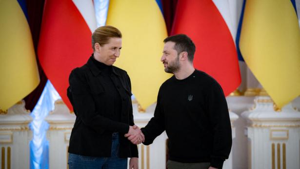 Mette Frederik har i denne uge været på (endnu) et statsbesøg hos ukrainske præsident Zelenskyj. Foto: Handout/AFP/Ritzau Scanpix