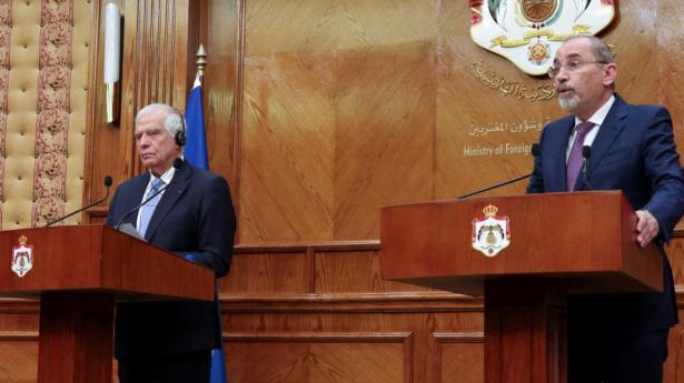 EU’s udenrigschef, Josep Borrell (til venstre i billedet), holdt torsdag et fælles pressemøde med Jordans udenrigsminister, Ayman Safadi. Her fastslog Josep Borrell, at EU-lande som medlemme af Den Internationale Straffedomstol (ICC) skal respektere domstolens beslutning om at udstede en arrestordre på Israels premierminister. Foto: Jehad Shelbak/Reuters